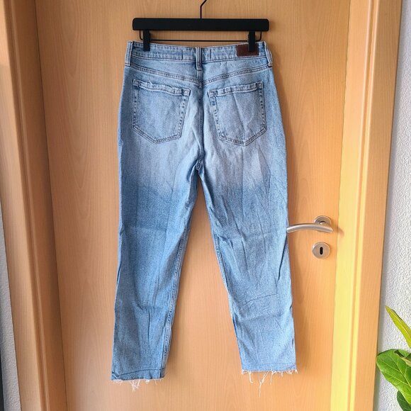 Hollister Ultra High Rise Mom Jean Frayed Ankle Hem Light Wash Denim Women's 29 - Picture 3 of 3